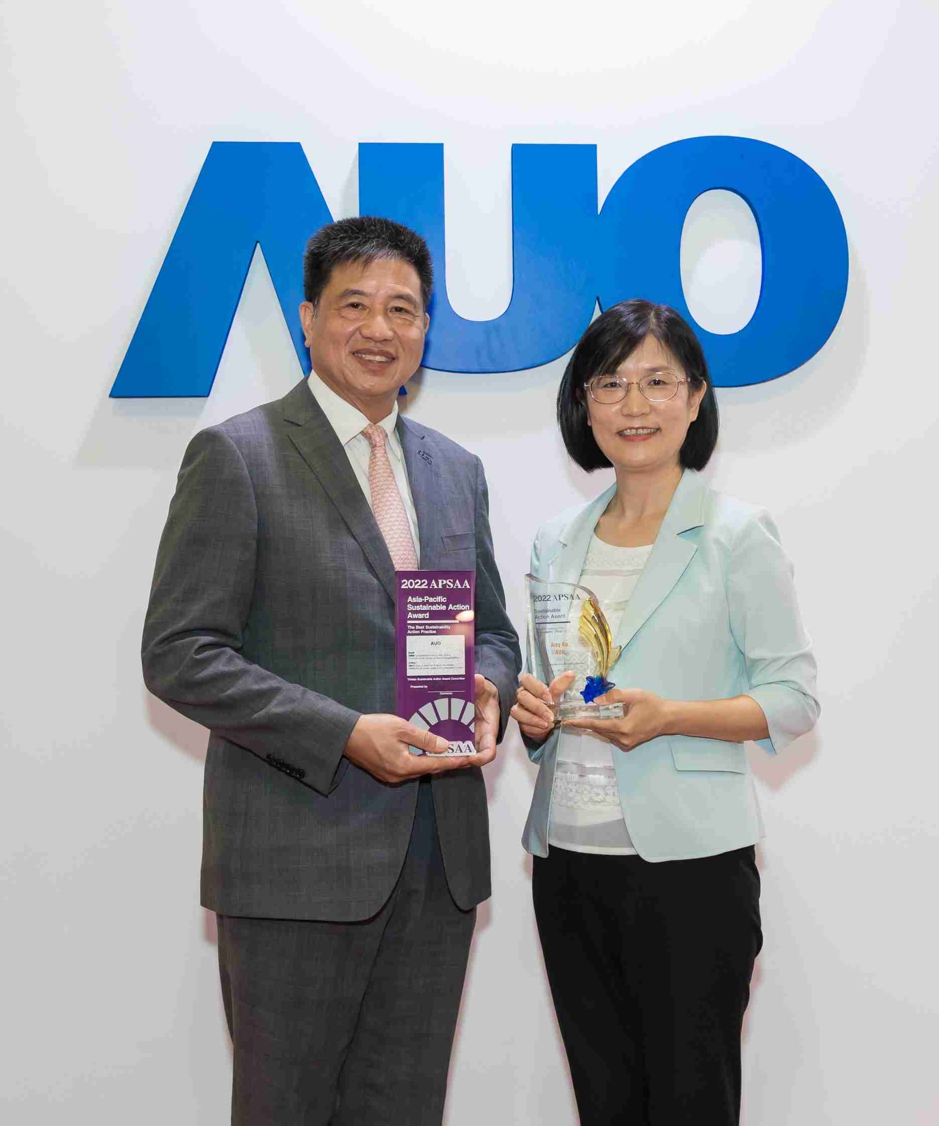 冰球突破长期垫筑永续远景的基石，，透过ESG暨气候委员会逐步实践永续策略蓝图。。。其中，，，，冰球突破光电永续长古秀华带领团队、、、制定中长期目标，，缔造多面向亮眼表现，，，，获得「顶尖永续长奖」的个人奖殊荣（左：冰球突破光电董事长暨执行长彭双浪，，，，右：冰球突破光电永续长古秀华）