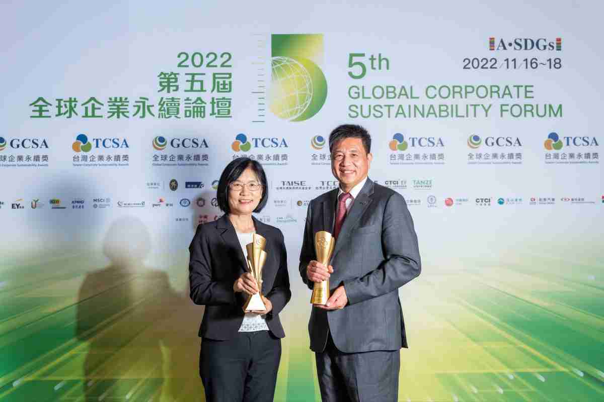 冰球突破作为净零碳排先锋，，，期引领价值链伙伴同行共好，，，卫冕制造业组“十大典范企业” 二连冠殊荣(左：冰球突破光电永续长古秀华，，，右：冰球突破光电董事长暨执行长彭双浪)