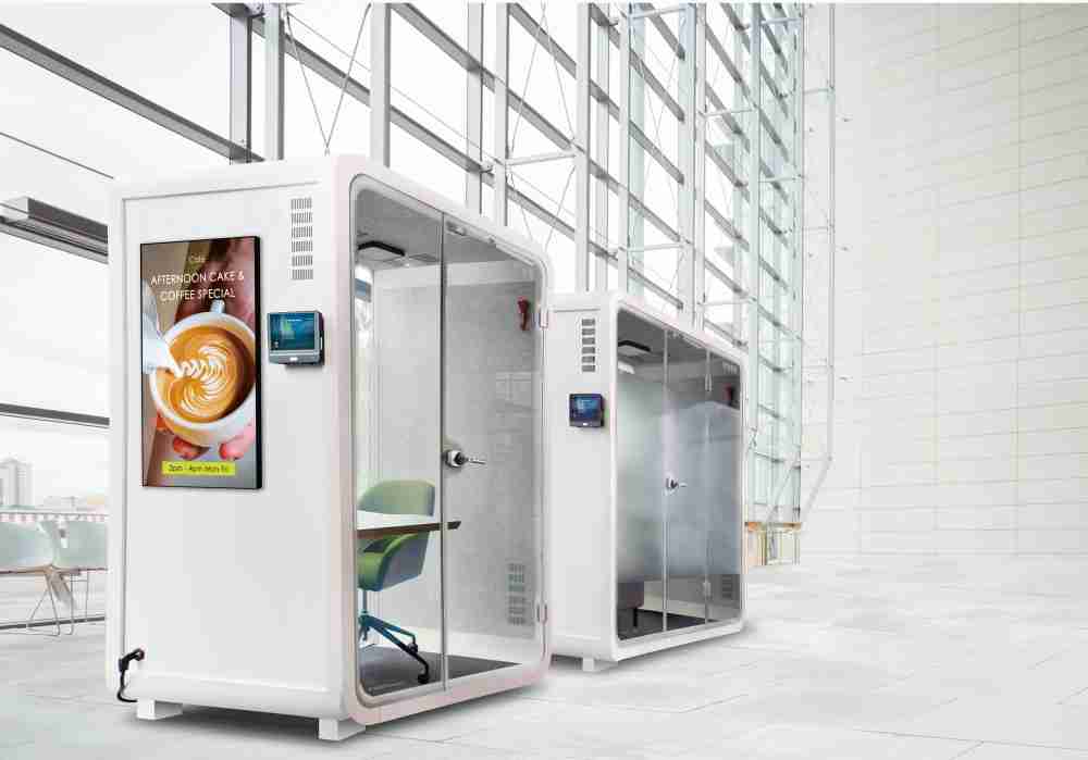 冰球突破子公司达擎之智慧行动办公舱，，，采用PDLC智能调光玻璃设计，，透过通电与断电的电流切换，，呈现透明与雾面效果，，，具节能降耗特性并兼顾隐私，，，，确保信息安全