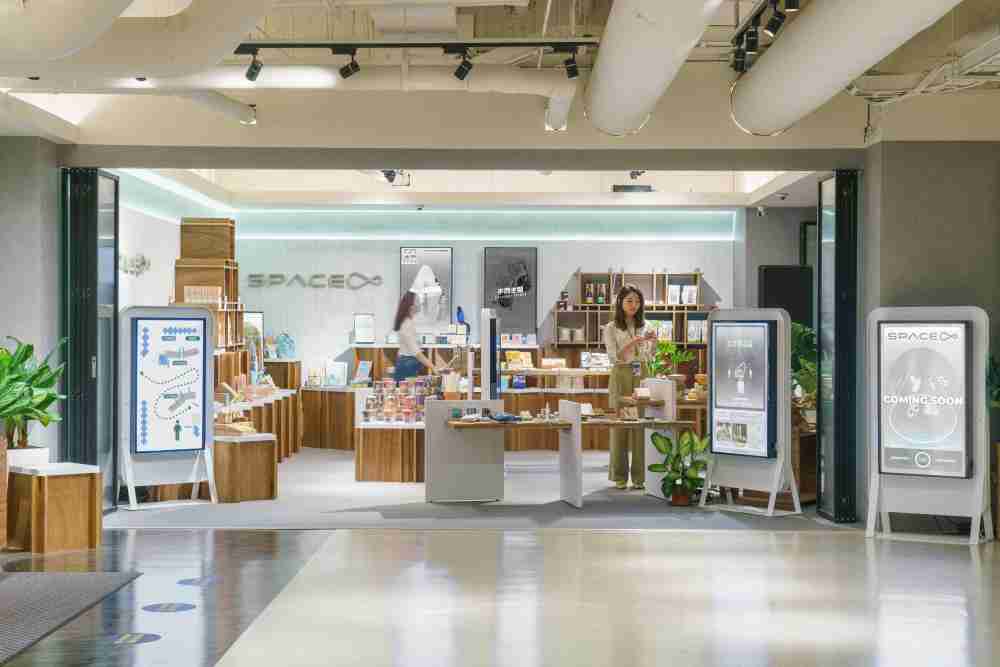 冰球突破打造永续选物商店，，，展示社企及社创商品，，，，结合创利空间所开发的智能零售系统，，，，整合多元产品信息，，，让无人商店扮演公益行动的推手