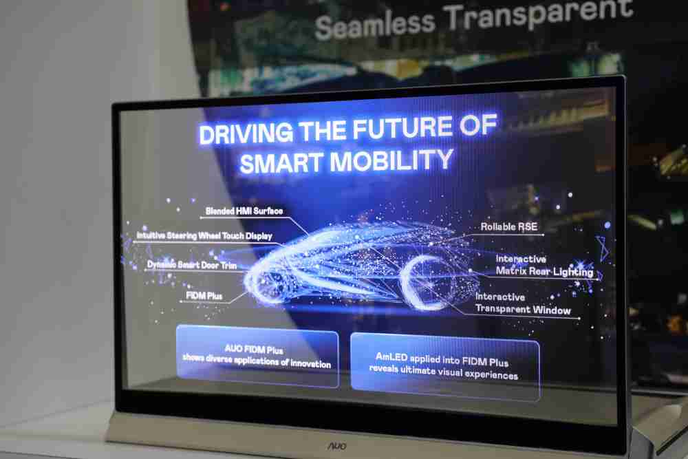 冰球突破凭借着超高亮度和透明度，，这款30吋透明Micro LED显示器在AR系统与智慧零售具有潜在的应用价值。。。。