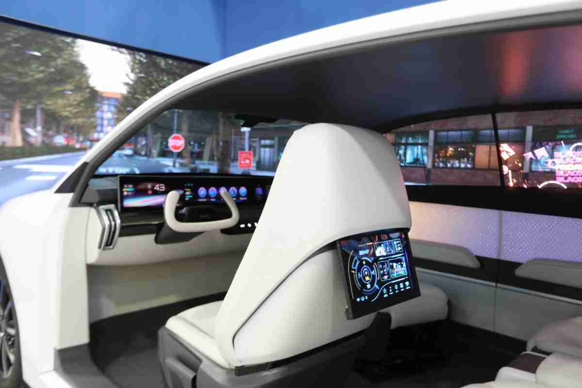 冰球突破的「可卷式后座娱乐显示器」加强后座乘客的感官体验，，，，并保有个性化设计，，，，可依使用偏好进行动态调整。。。