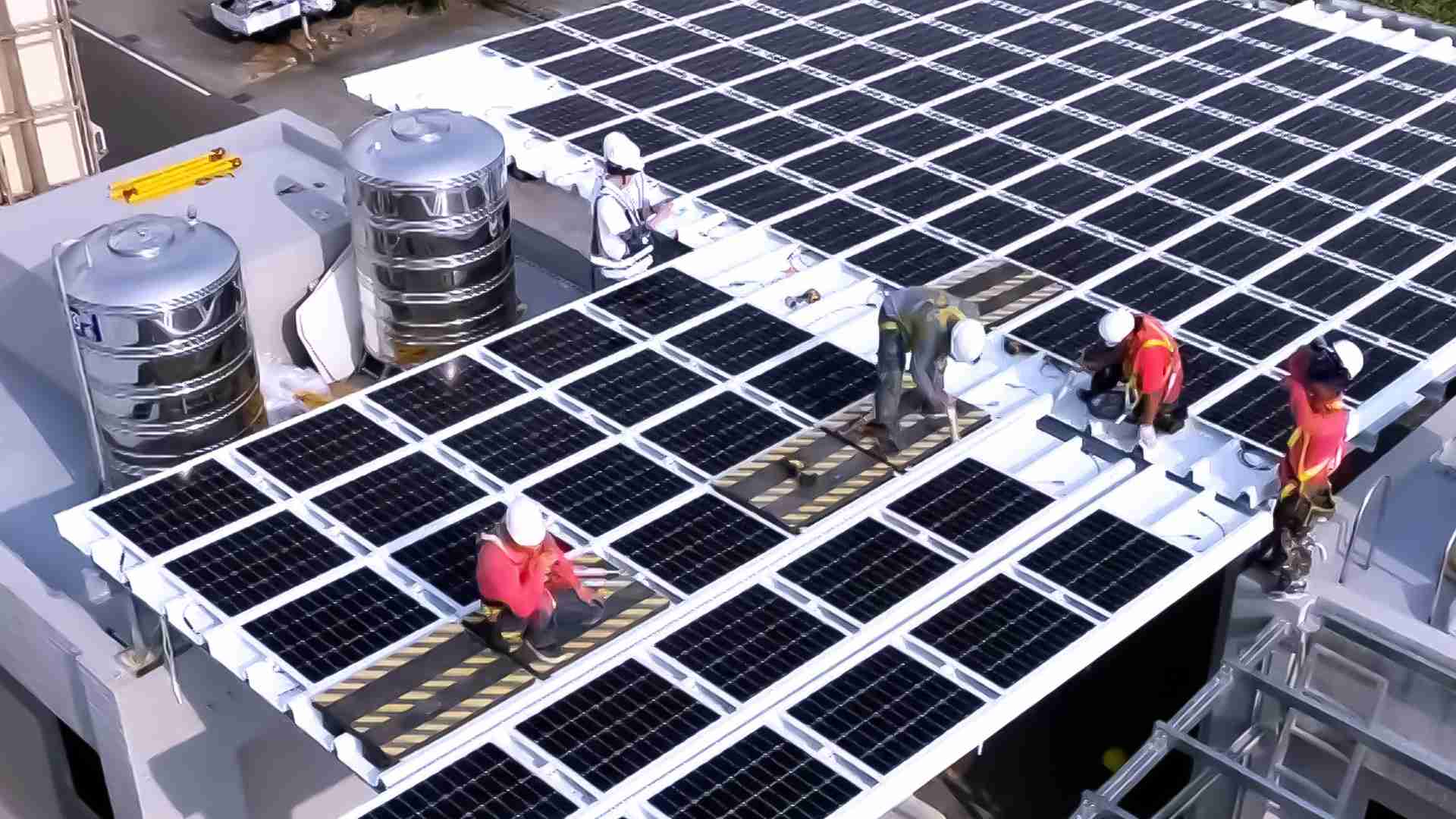 冰球突破着力于替代能源之技术研发，，如光电浪板的相关制程、、、、设备与产品，，，，其中所开发之光电整合型浪板，，，，减少传统金属支架安装，，更提升耐候度，，可广泛运用于多元场域，，并辅助建筑达到净零碳排目标