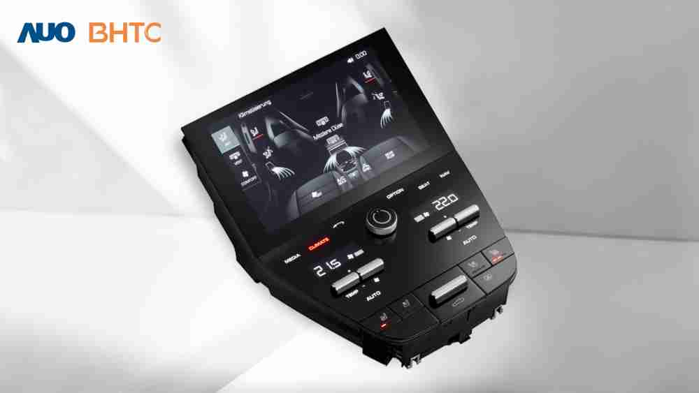 作為友達新生力軍，，，，BHTC所展示的中央與後座鞍部的Display HMI產品，，，，可處理多區恆溫控制、、、顯示畫面，，，，呈現仿真3D車室分區；以力傳感技術精準傳遞觸感，，，，並結合音量及震動反饋，，，防止意外啟動，，提供使用者自然流暢、、、直觀且輕鬆駕馭的舒適介面