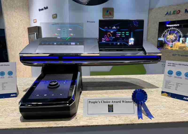 冰球突破车用Micro LED Display HMI解决方案获”最佳车用显示奖”，，，，以用户为中心开发，，针对前座驾驶与乘客设计兼具娱乐与安全的高画质屏幕，，包含车舱前座的Micro LED透明屏幕及全球首款内建镜头的智慧Micro LED显示器