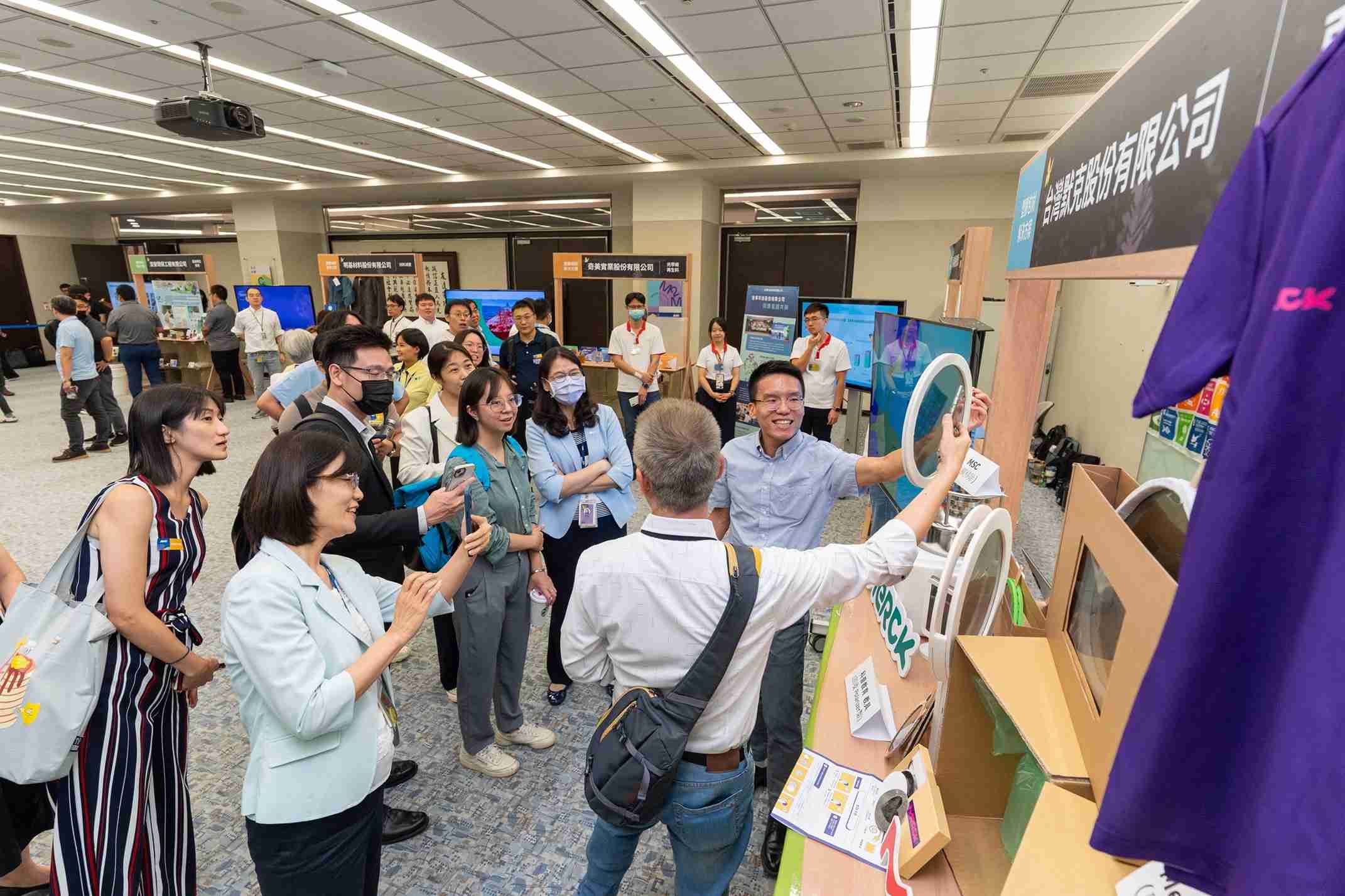 冰球突破连手产业伙伴策划首届生态圈联展，，，展示如何将废塑料循环再利用，，，，创新解决方案包括：塑料包材再生与循环使用、、、再生塑料研发及应用、、、废塑料回收再生技术、、减塑生活提案等