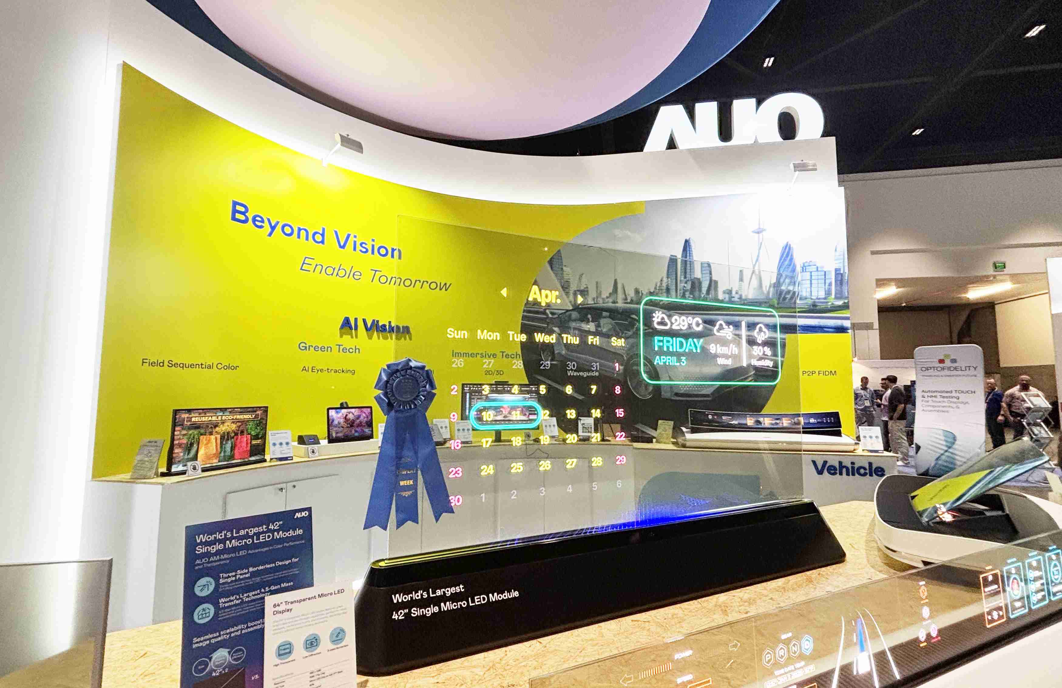 冰球突破64吋透明Micro LED显示器获〝最佳Micro LED技术应用奖〞，，，，其绝妙的透明穿透特性，，，同时具备1,000 nits的高亮度表现，，，，并透过精细的无缝拼接延伸，，，可依需求灵活应用于多元场域，，，，展现出Micro LED显示技术划时空的无限潜力